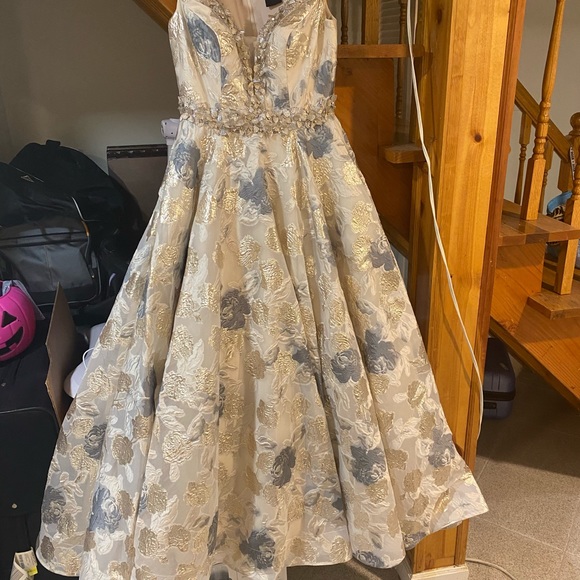 Dress - Picture 3 of 3